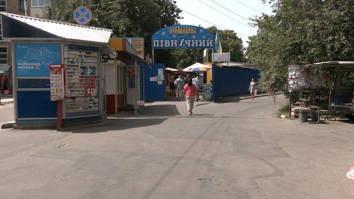 Плата за місце та кінець стихійної торгівлі — у Рівному вводять нові правила для кавоматів і вуличних автоматів