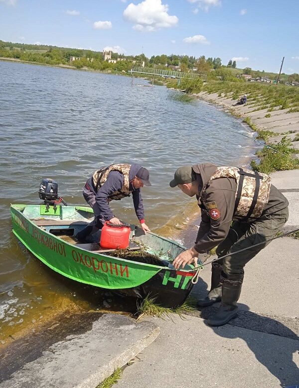 Браконьєрські сітки з водойм Рівненщини планують перетворювати на антидроновий захист для військових