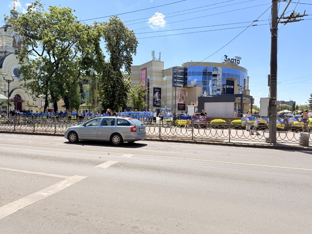 1 У Рівному пройшла акція «Не мовчи! Полон вбиває!» на підтримку полонених