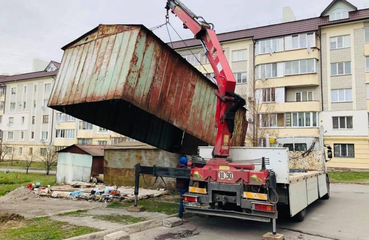 Мерія Рівного оприлюднила список із 300 гаражів та МАФів, які підуть під знесення