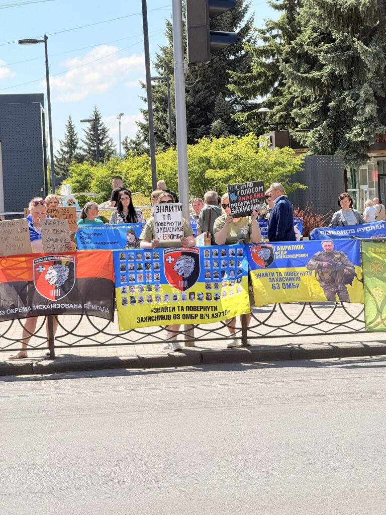 1 У Рівному пройшла акція «Не мовчи! Полон вбиває!» на підтримку полонених