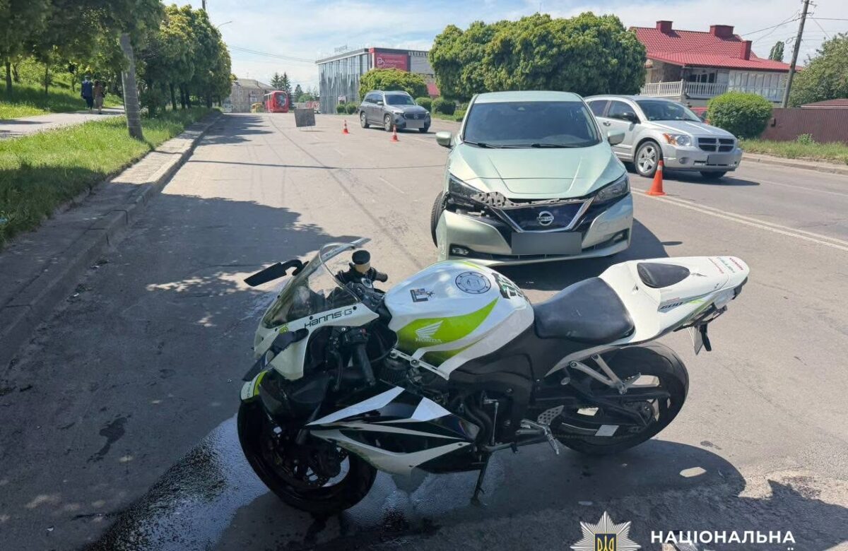 У Рівному на вулиці Литовській зіткнулися Nissan та мотоцикл