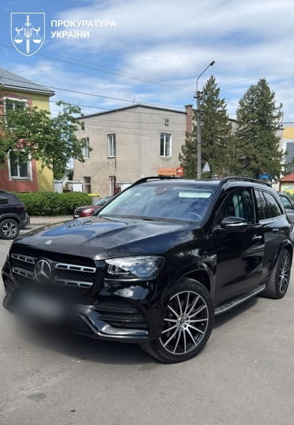 1 Елітні авто, мільйони готівки та «кришування» порно: СБУ заявила про затримання керівників поліції сусідніх областей