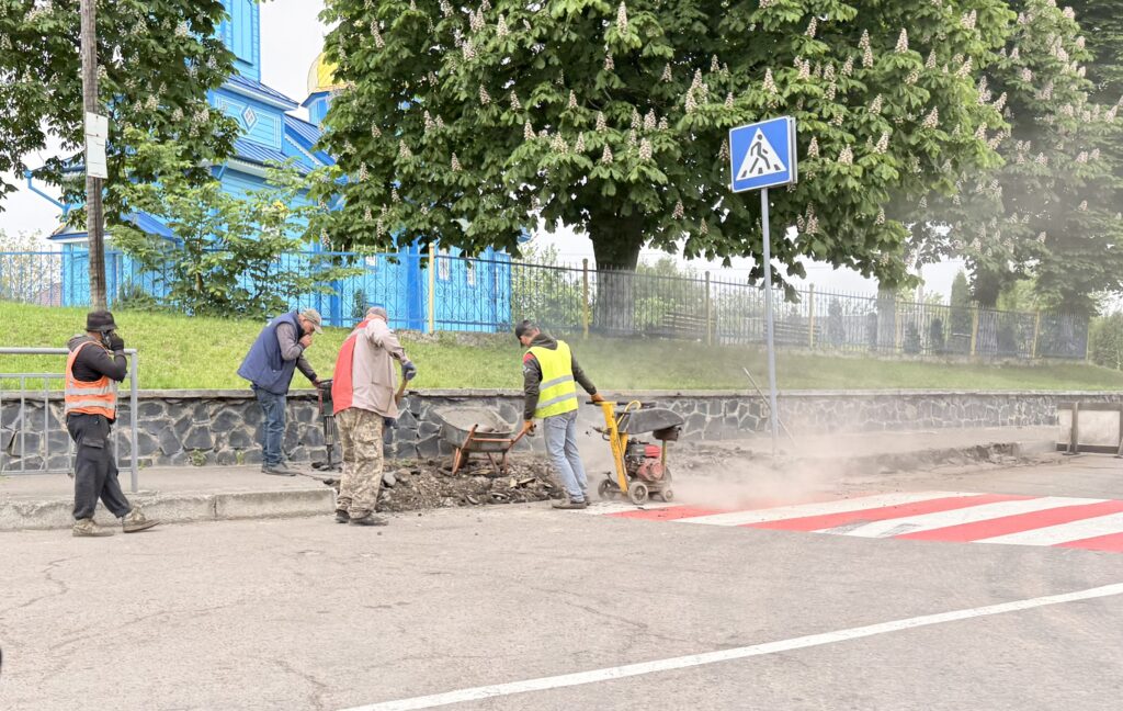 1 Рівненські школярі ходитимуть до школи безпечним тротуаром