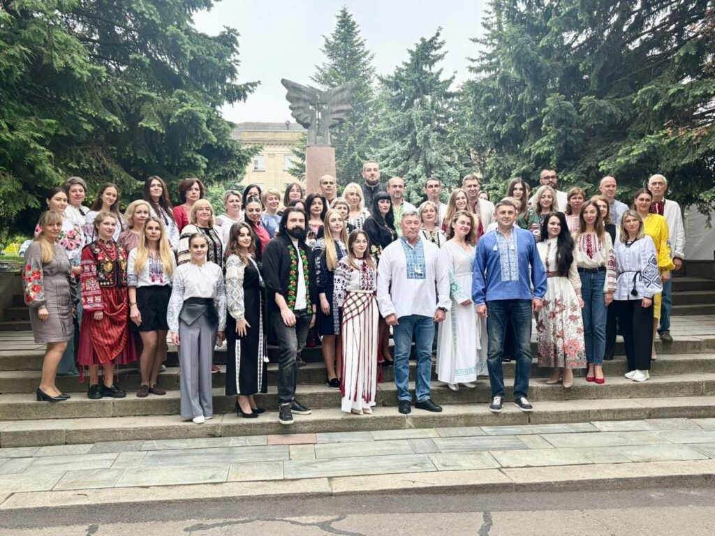 1 Рівненські колективи у День вишиванки заполонили соцмережі барвистими світлинами