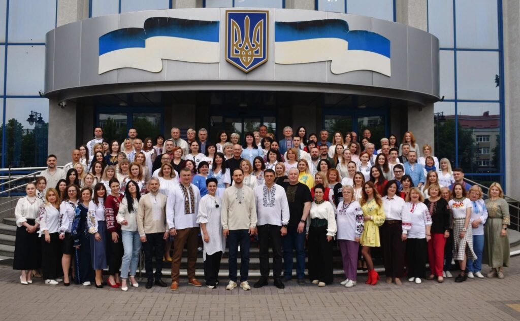 1 Рівненські колективи у День вишиванки заполонили соцмережі барвистими світлинами