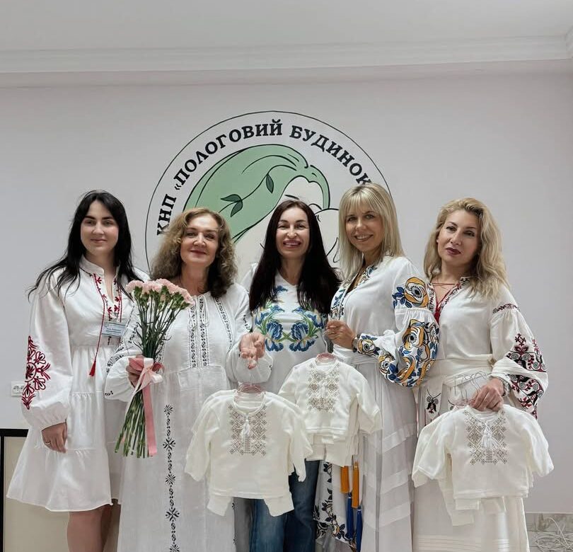 Рівненські депутатки дарували маленькі вишиванки новонародженим у пологовому будинку