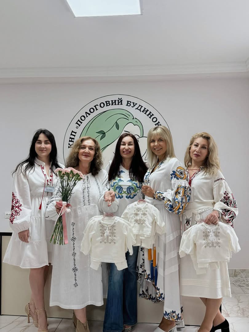 Рівненські депутатки дарували маленькі вишиванки новонародженим у пологовому будинку 0000