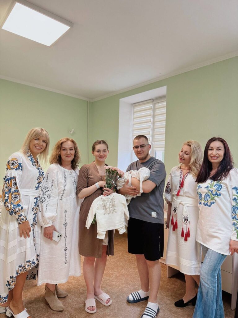 1 Рівненські депутатки дарували маленькі вишиванки новонародженим у пологовому будинку