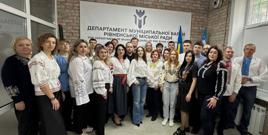 1 Рівненські колективи у День вишиванки заполонили соцмережі барвистими світлинами