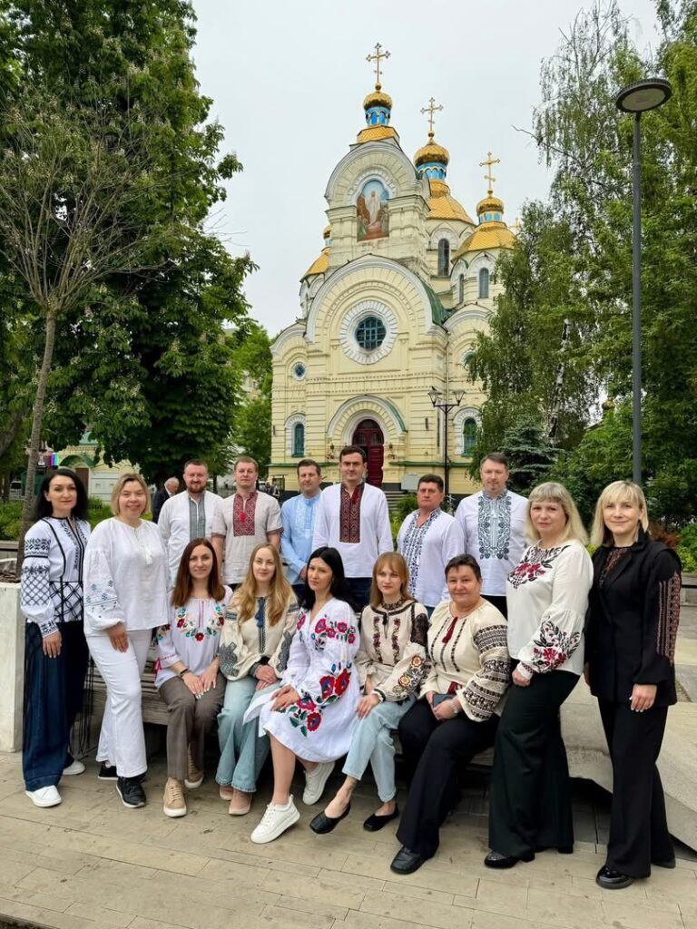 1 Рівненські колективи у День вишиванки заполонили соцмережі барвистими світлинами