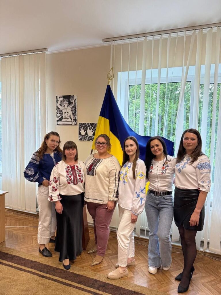 1 Рівненські колективи у День вишиванки заполонили соцмережі барвистими світлинами