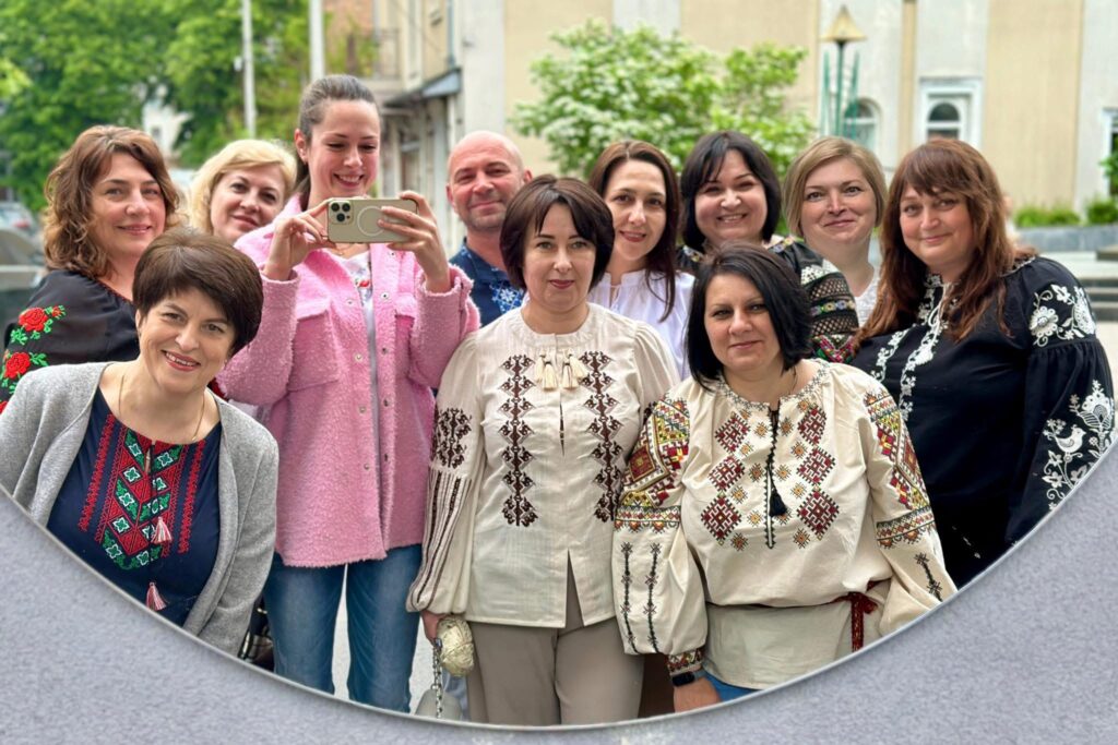 1 Рівненські колективи у День вишиванки заполонили соцмережі барвистими світлинами