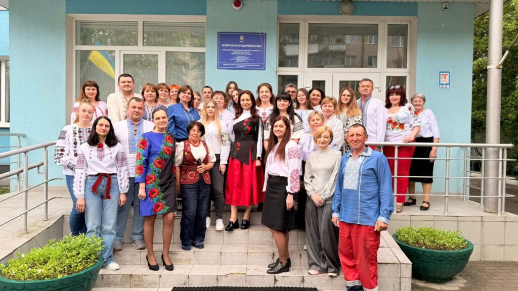 1 Рівненські колективи у День вишиванки заполонили соцмережі барвистими світлинами