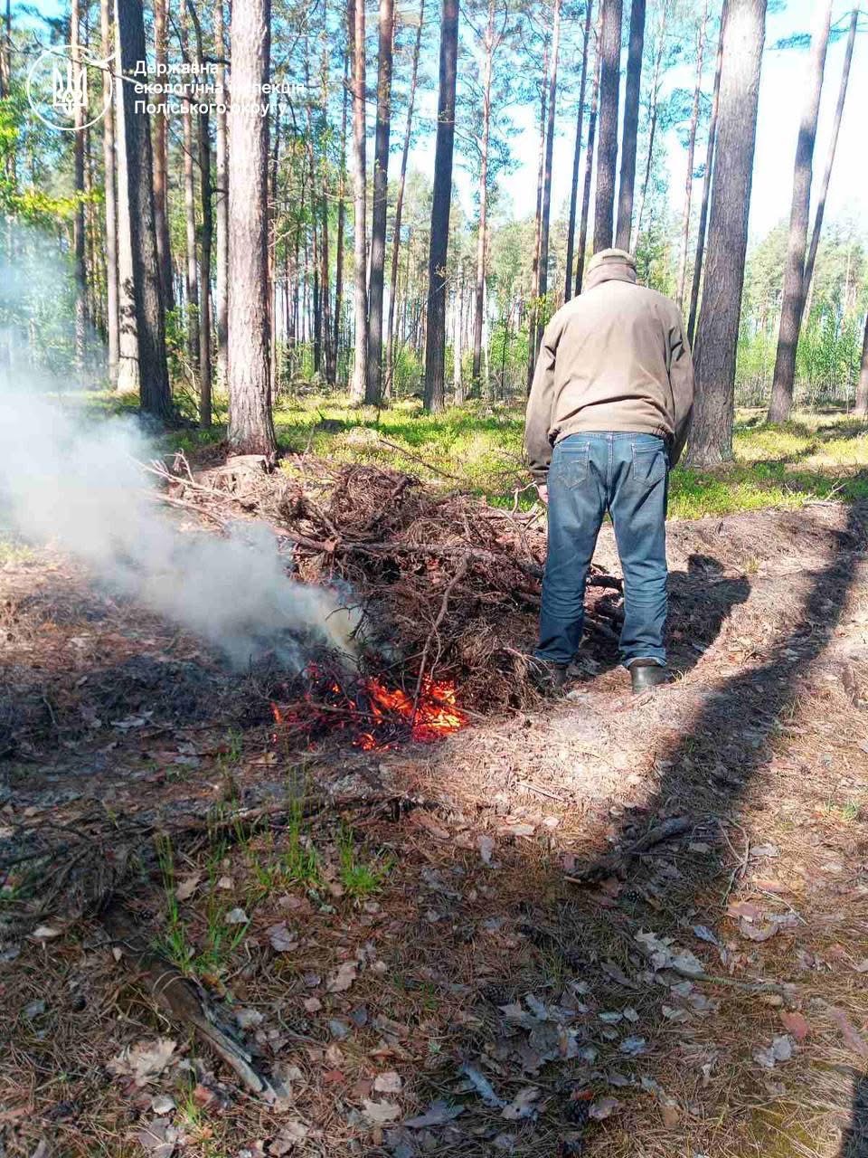 Екоінспектори на Рівненщині виявили паліїв, сміттєзвалища та порушення біля річок 0000