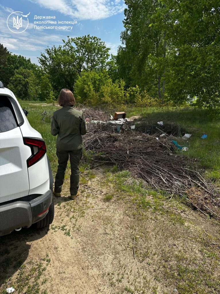 1 Екоінспектори на Рівненщині виявили паліїв, сміттєзвалища та порушення біля річок