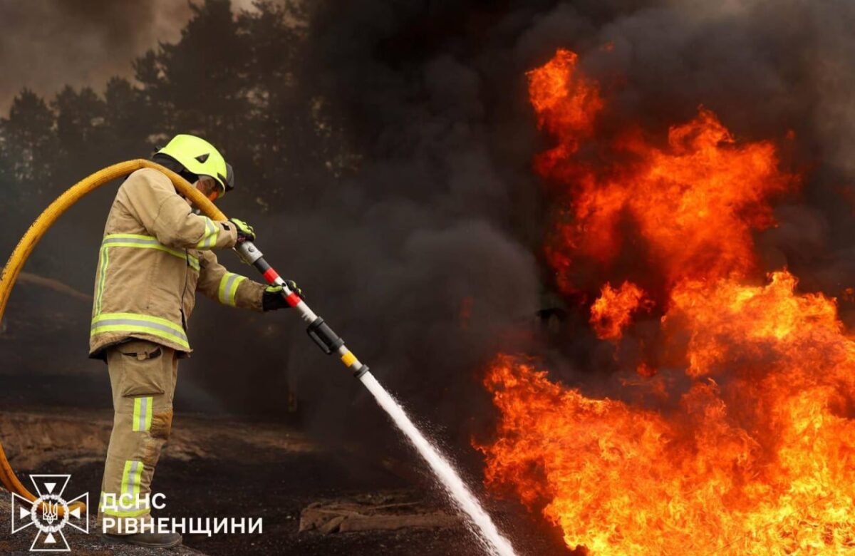 Пожежники показали наслідки удару дрона по підприємству на Рівненщині
