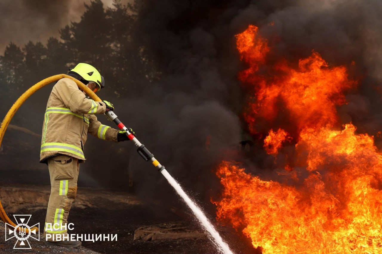 Пожежники показали наслідки удару дрона по підприємству на Рівненщині 0000