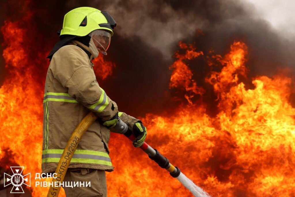 1 Пожежники показали наслідки удару дрона по підприємству на Рівненщині