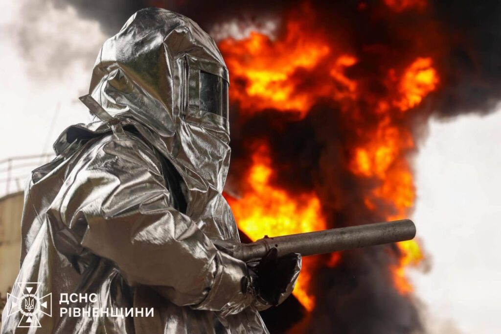 1 Пожежники показали наслідки удару дрона по підприємству на Рівненщині