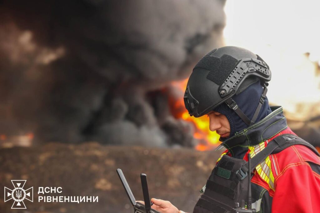 1 Пожежники показали наслідки удару дрона по підприємству на Рівненщині