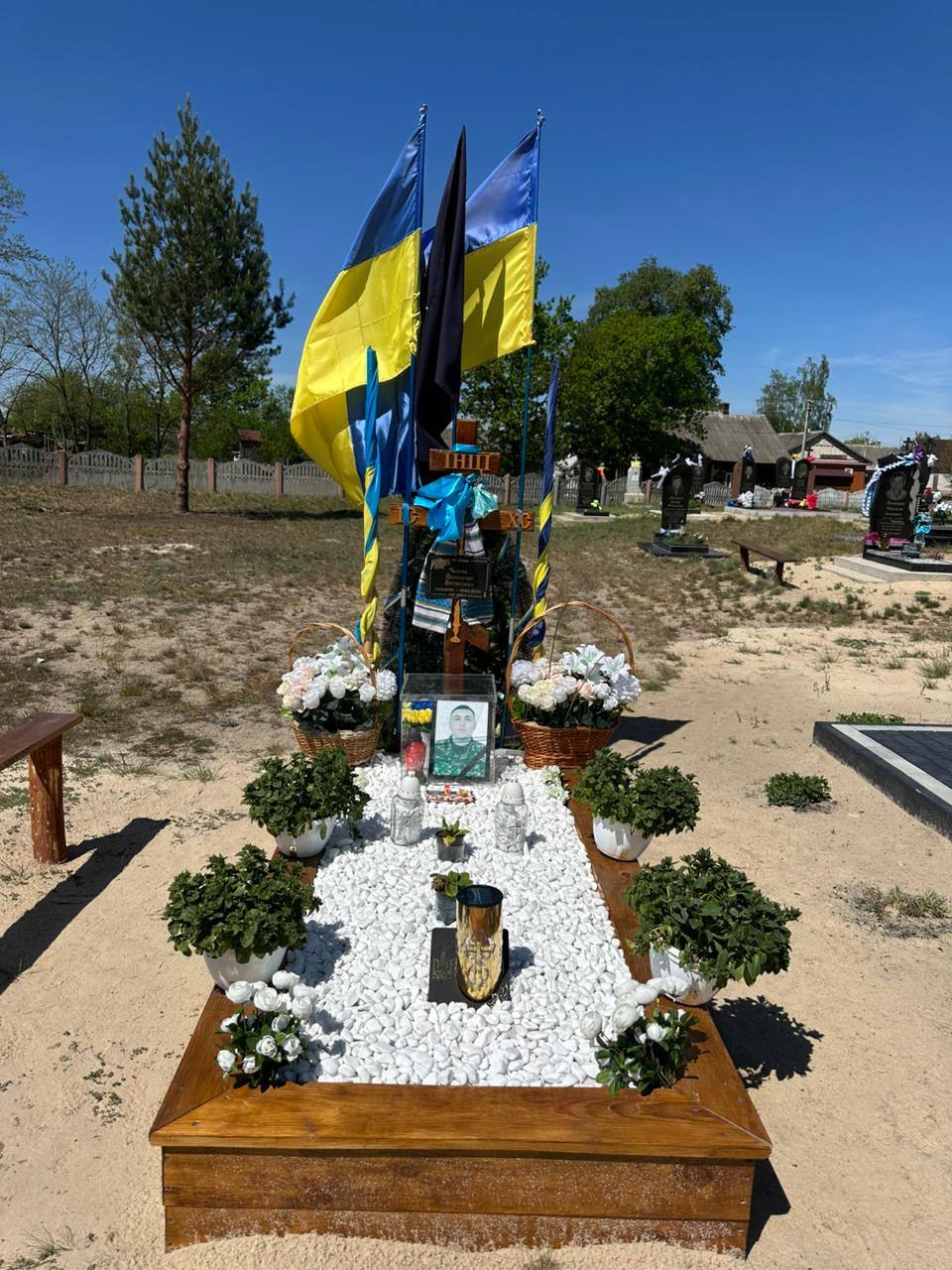 1 Голова Зарічного на Рівненщині Богдан Квачук прокоментував скандал навколо Алеї Слави та надав докази вшанування полеглих воїнів