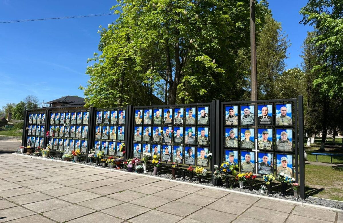 Голова Зарічного на Рівненщині Богдан Квачук прокоментував скандал навколо Алеї Слави та надав докази вшанування полеглих воїнів