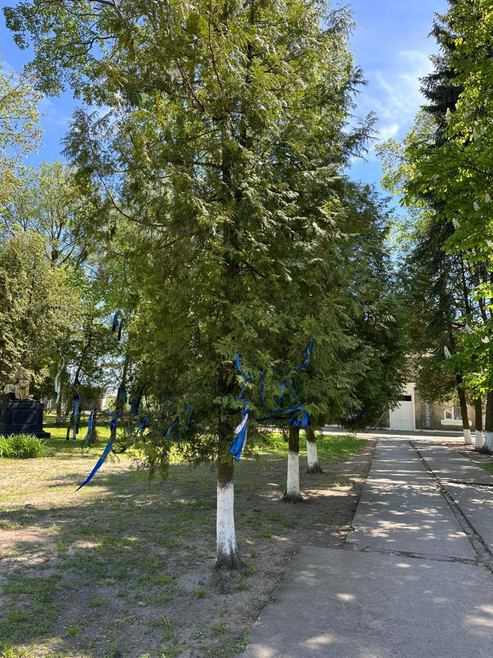 1 Голова Зарічного на Рівненщині Богдан Квачук прокоментував скандал навколо Алеї Слави та надав докази вшанування полеглих воїнів