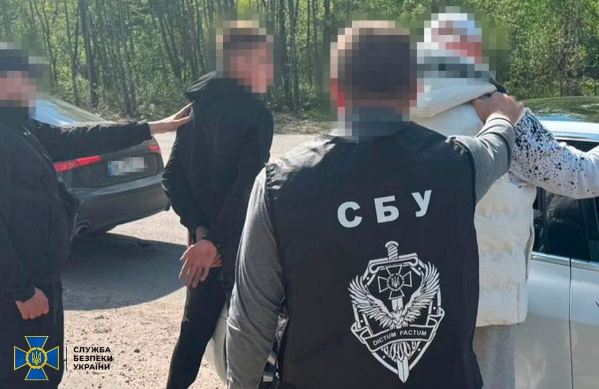 Втекли в обхід КПП: на Рівненщині СБУ затримала організатора схеми для ухилянтів
