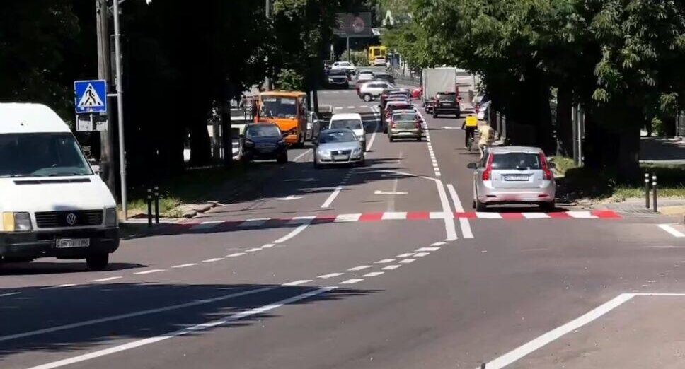 На вулиці Чорновола у Рівному запровадили трисмуговий рух 0000