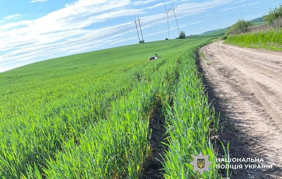 Мотоцикліста знайшли мертвим посеред поля: поліція перевіряє усі версії