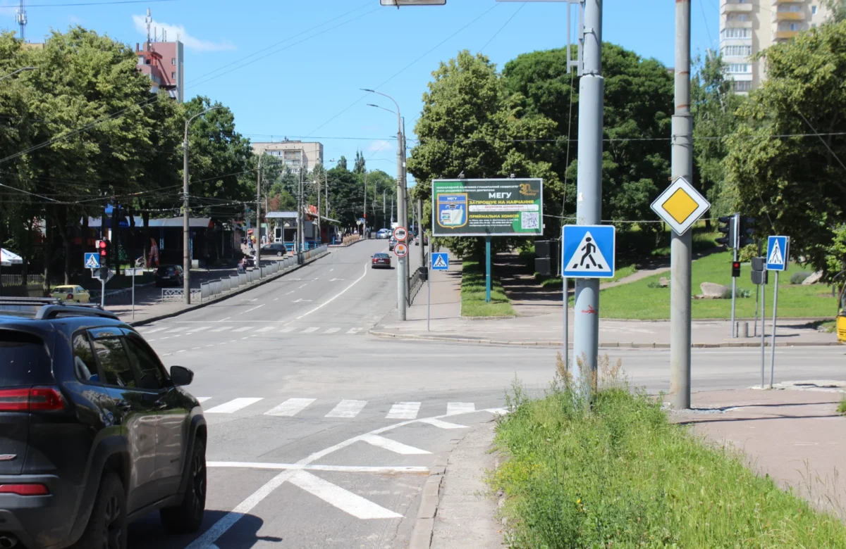 Вилетів на тротуар із пішоходами: у Рівному біля автовокзалу сталася аварія