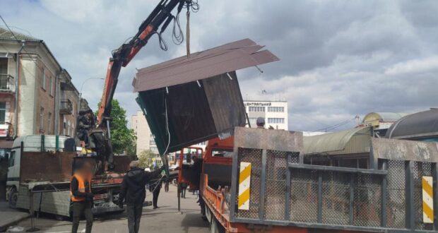 У Рівному міська влада готує масштабний демонтаж майже 30 нелегальних кіосків біля центрального ринку 0000