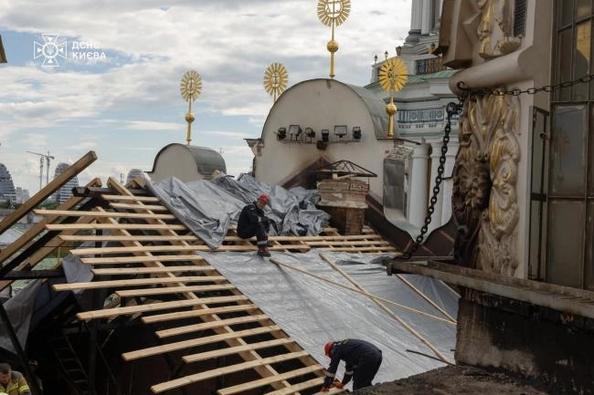 Рятувальники з Рівненщини екстрено відновлюють пошкоджену російською атакою Києво-Печерську Лавру