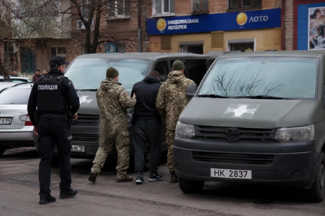 Суд виніс вирок рівненським поліцейським, які допомагали ТЦК катувати свого колегу-копа