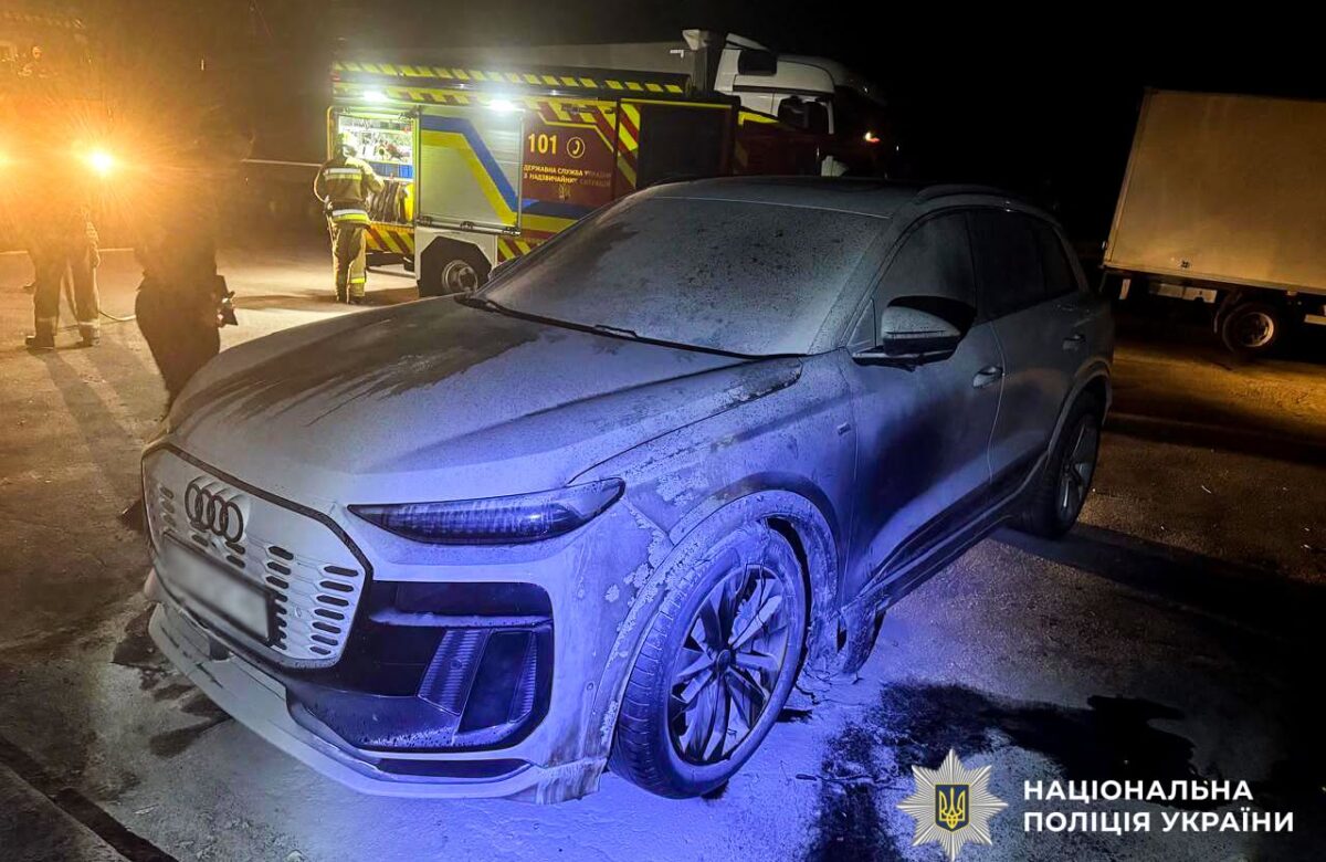 У Рівному патрульні врятували від повного вигорання Audi відомої власниці салонів краси Олени Буковської