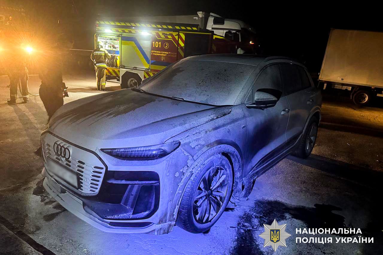 У Рівному патрульні врятували від повного вигорання Audi відомої власниці салонів краси Олени Буковської 0000
