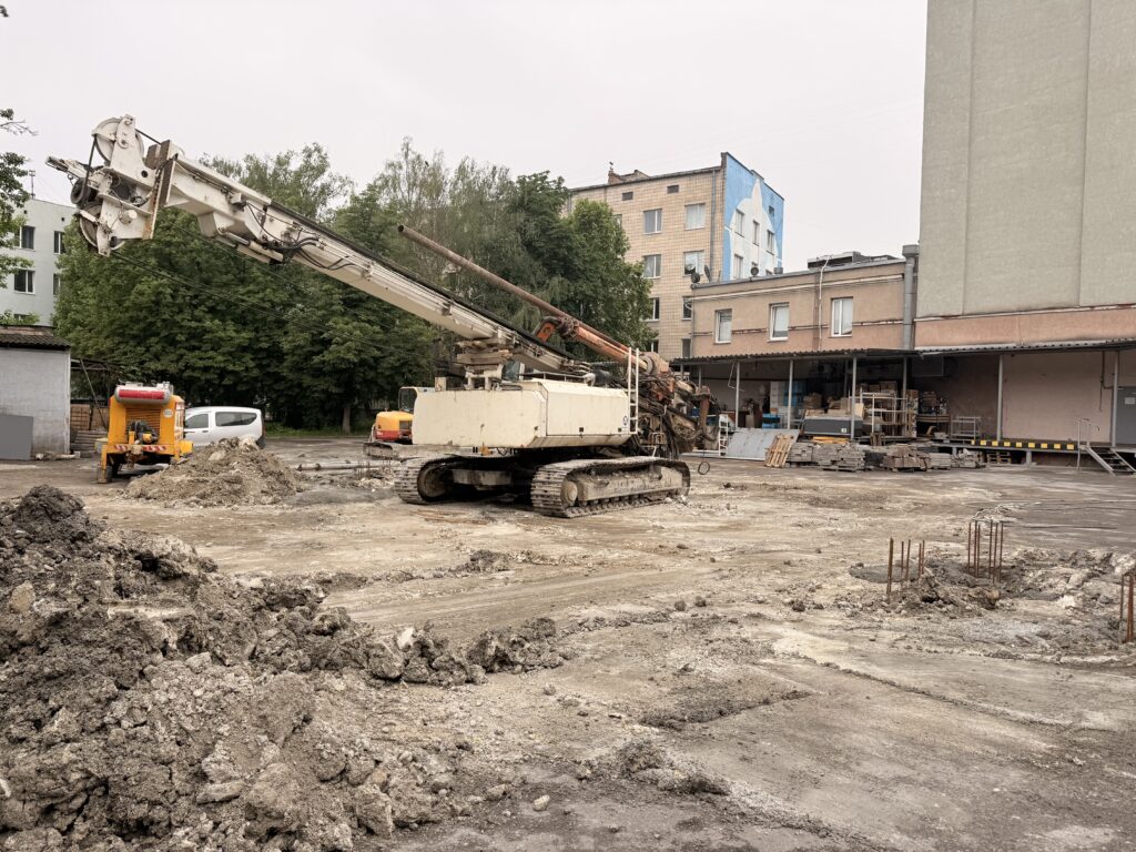 1 У самісінькому центрі Рівного почали будувати нову багатоповерхівку