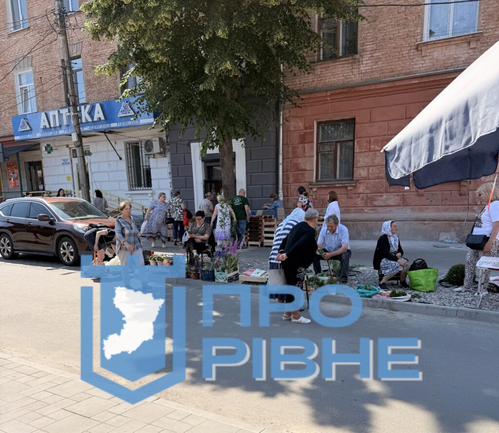 1 У Рівному продавці заставили товарами нові клумби
