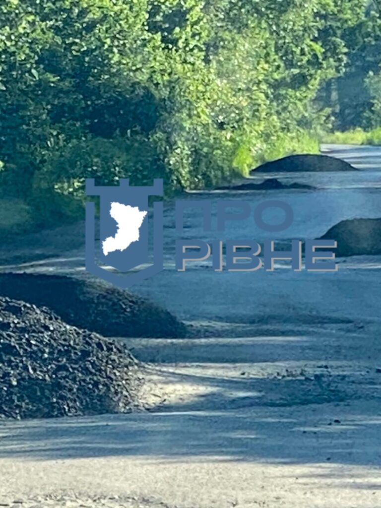 1 На Рівненщині після публікації журналістів на дорозі між трьома областями готуються латати ями