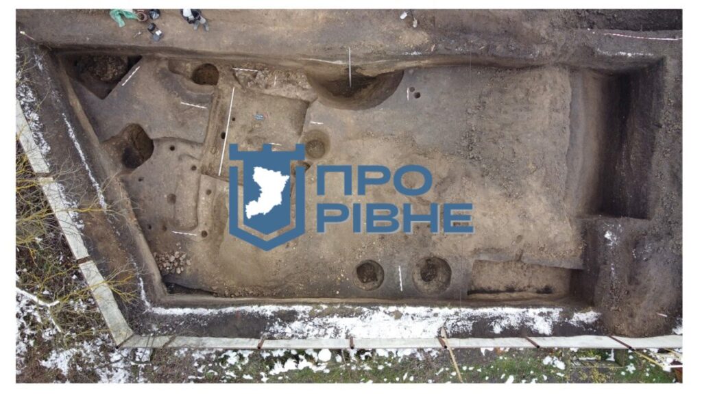 1 На Рівненщині на місці скандального будівництва археологи знайшли підземний хід, скарб монет та залишки давнього міста