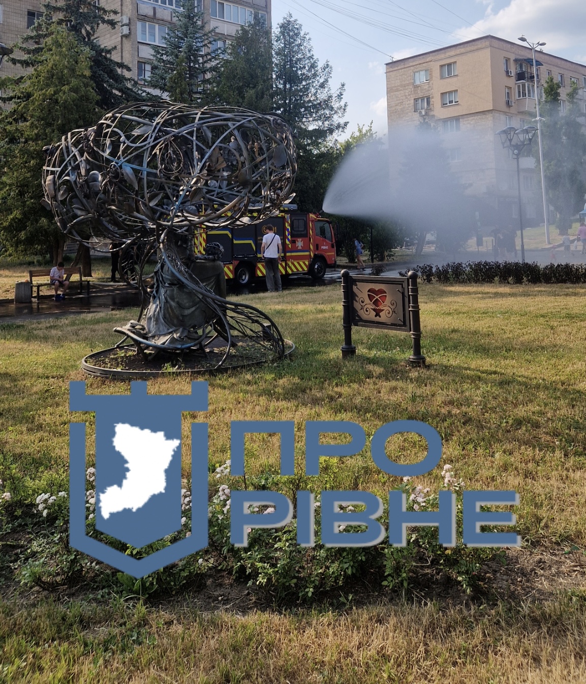У центрі Рівного рятувальники рятують містян від спеки штучним дощем 0000