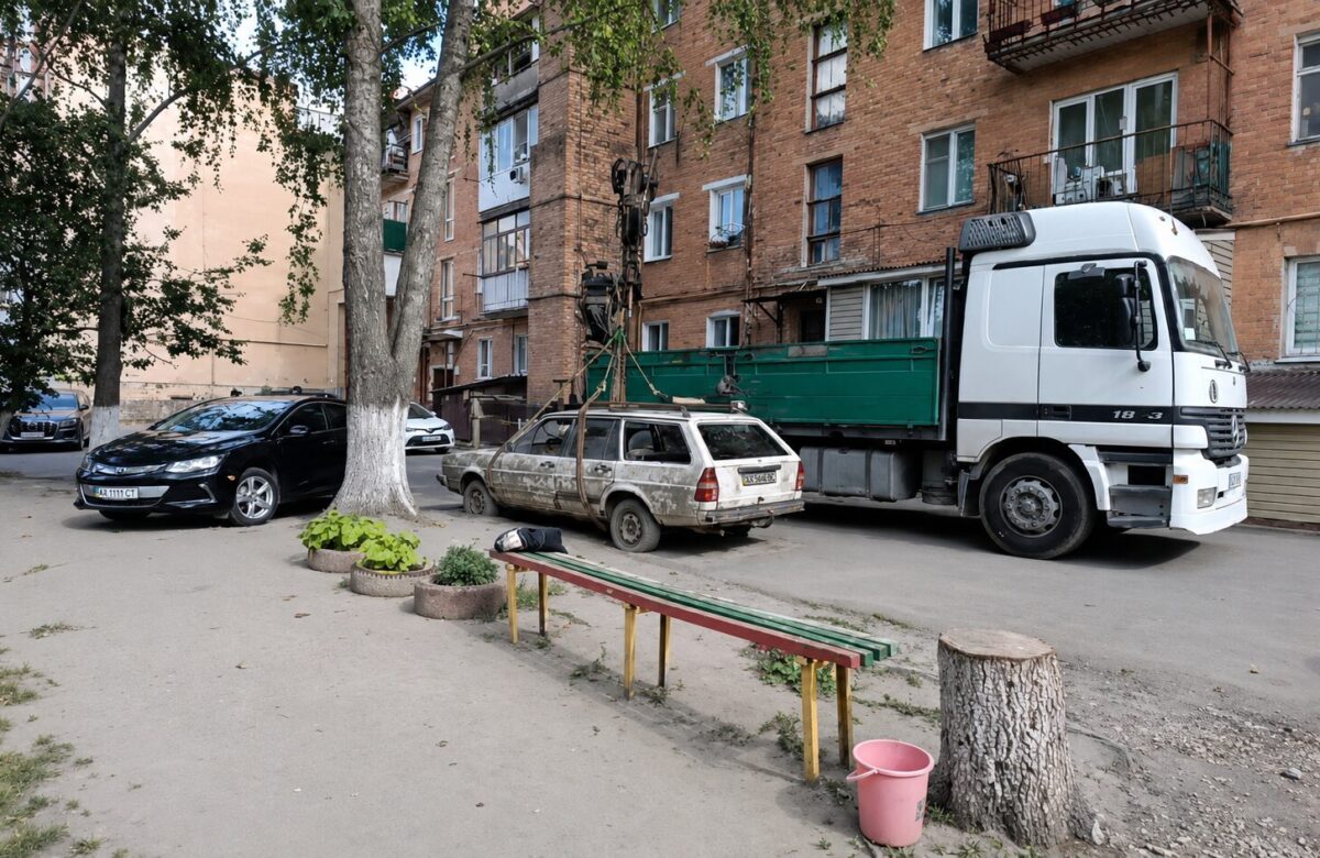 Рівнянка розповіла, як позбулася покинутого авто, яке простояло у дворі 20 років