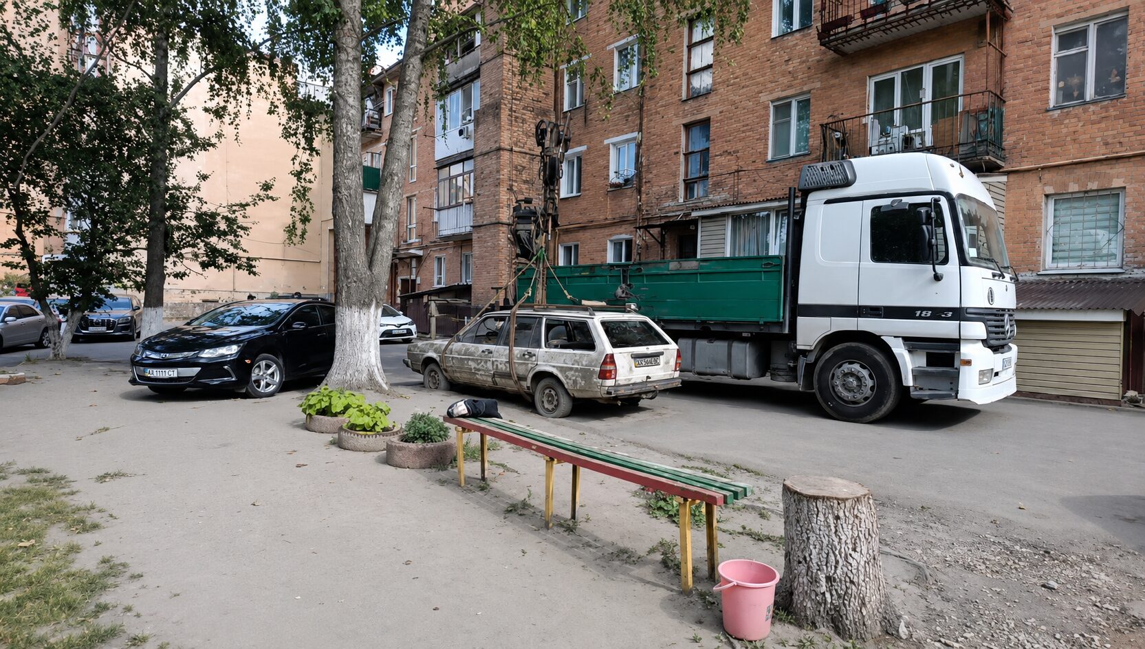 Рівнянка розповіла, як позбулася покинутого авто, яке простояло у дворі 20 років 0000