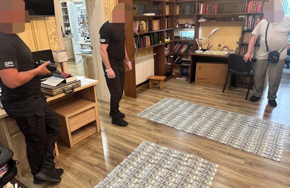 Вимагав гроші навіть у поранених бійців — у Рівненській обласній лікарні ДБР викрило топ-корупціонера
