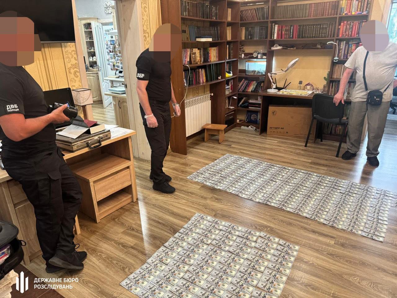 Вимагав гроші навіть у поранених бійців — у Рівненській обласній лікарні ДБР викрило топ-корупціонера 0000