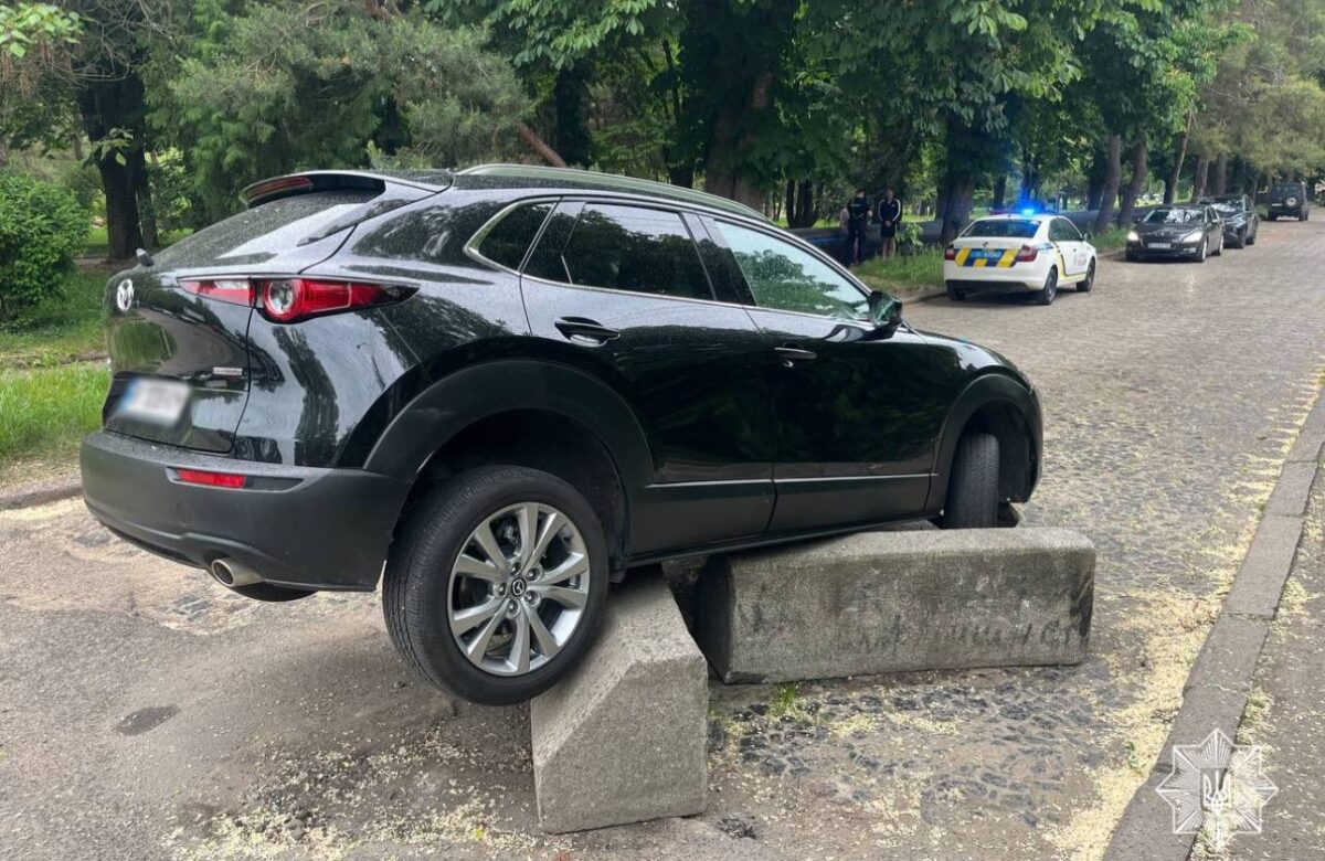 У центрі Рівного Mazda зависла на обмежувачі: авто знімали евакуатором