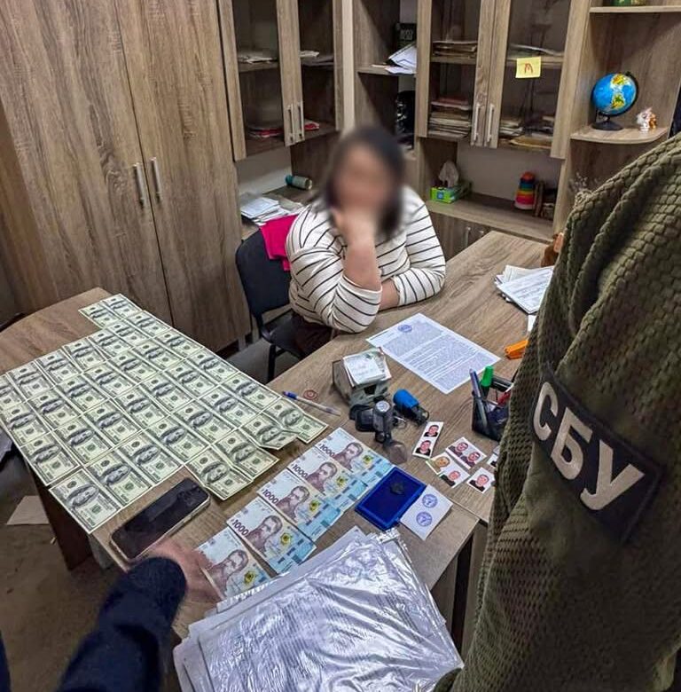 За 7 тисяч доларів оформлювали відстрочки: на Рівненщині судитимуть посадовицю та лікаря