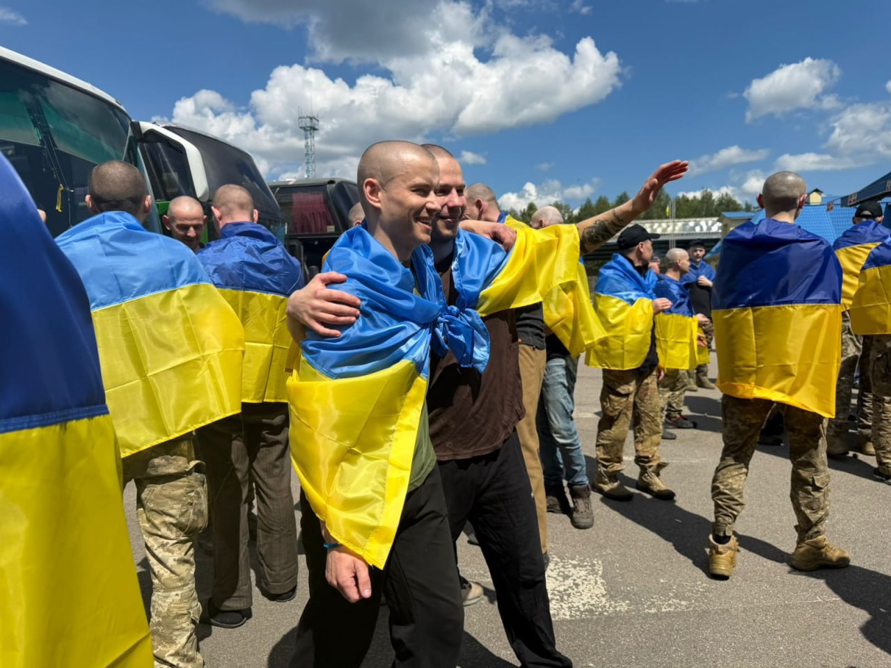 З російського полону повернулися 185 захисників України 0000