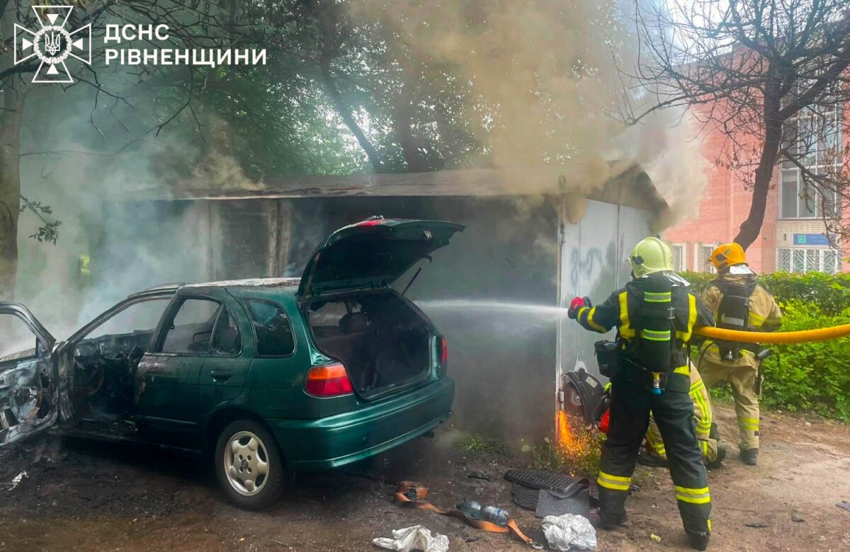 Пожежники показали, як гасили палаючий автомобіль у Рівному